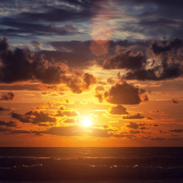Hermosa Puesta Sol Sobre Océano Índico Cielo Dramático —  Fotos de Stock