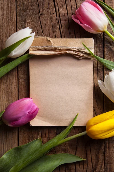 Prázdný Papír Karta Tulipány Dřevěné Pozadí — Stock fotografie