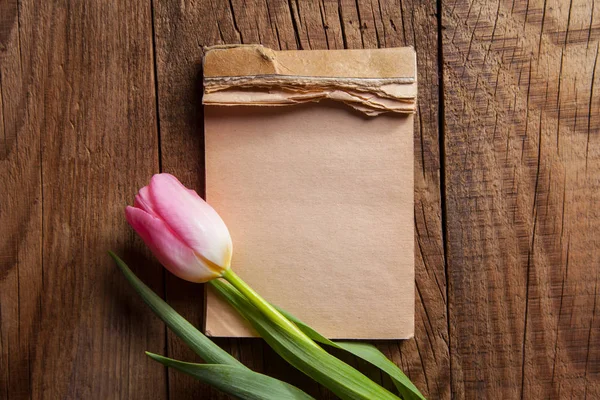 Tarjeta Papel Blanco Tulipán Sobre Fondo Madera —  Fotos de Stock