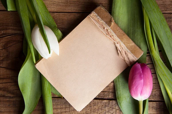 Tarjeta Papel Blanco Tulipanes Sobre Fondo Madera —  Fotos de Stock