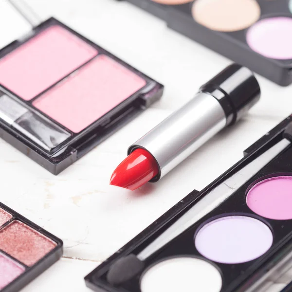 Dekoratif kozmetik Beyaz ahşap arka plan ayarla