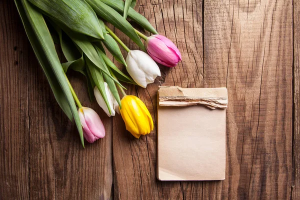 Prázdný Papír Karta Tulipány Dřevěné Pozadí — Stock fotografie