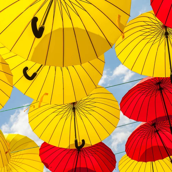 arka plan gökyüzü, sokak dekorasyon karşı renkli şemsiye