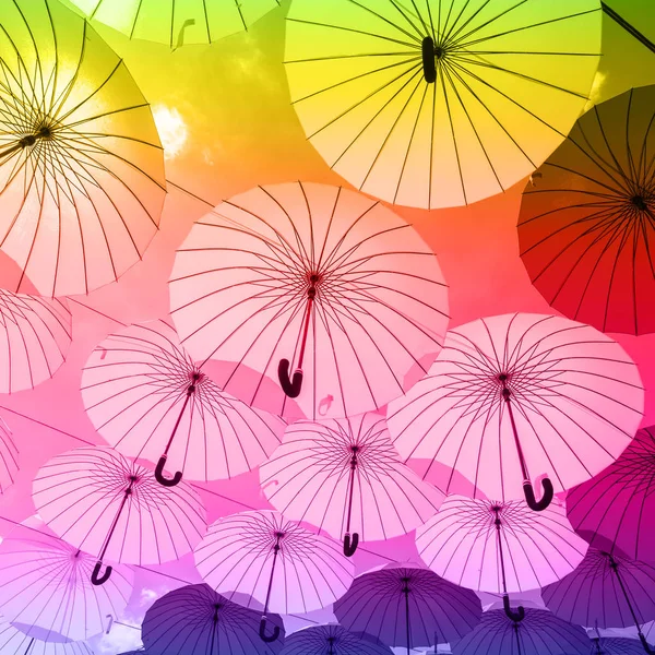Sfondo Ombrelli Colorati Contro Cielo Decorazione Strada — Foto Stock