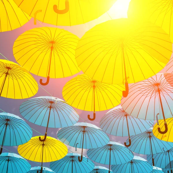 arka plan gökyüzü, sokak dekorasyon karşı sarı ve mavi şemsiye