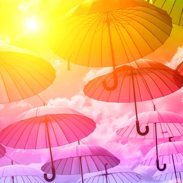 arka plan gökyüzü, sokak dekorasyon karşı renkli şemsiye