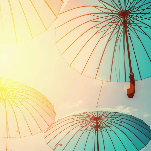 arka plan gökyüzü, sokak dekorasyon karşı mavi şemsiye