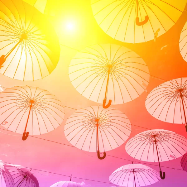 Hintergrund Bunte Regenschirme Gegen Den Himmel Straßendekoration — Stockfoto