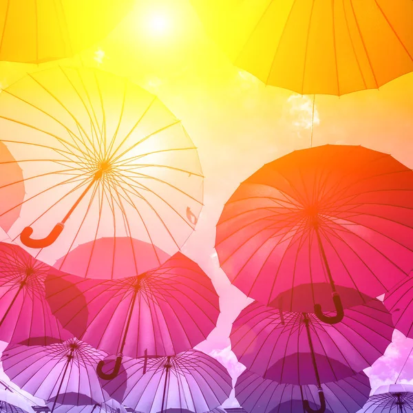 arka plan gökyüzü, sokak dekorasyon karşı renkli şemsiye