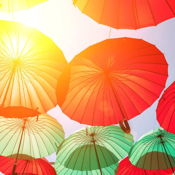 arka plan gökyüzü, sokak dekorasyon karşı renkli şemsiye
