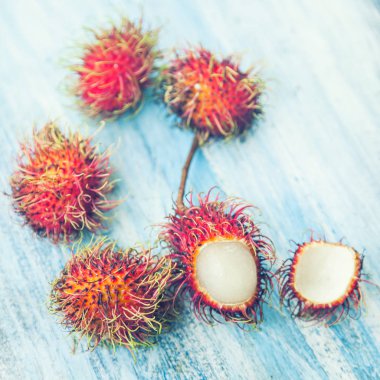 mavi arka plan üzerinde egzotik Rambutan Tay meyve