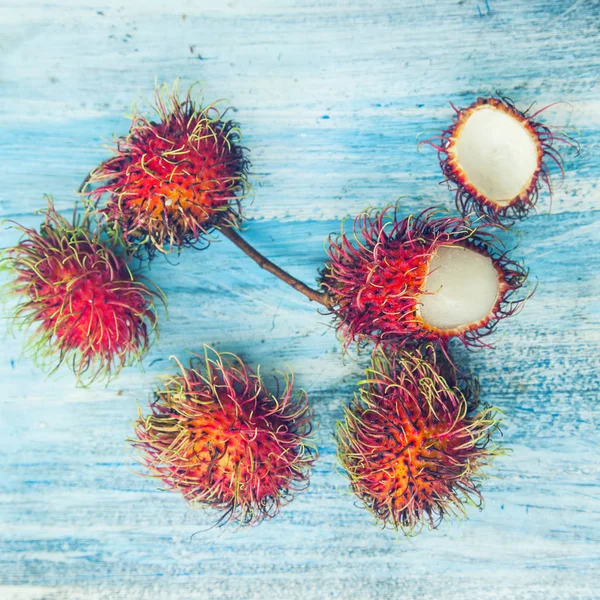 파란색 바탕에 이국적인 Rambutan — 스톡 사진