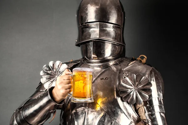 Chevalier Portant Une Armure Tenant Une Tasse Bière — Photo