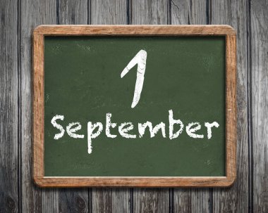 Ahşap arka plan üzerinde yeşil kara tahta üzerinde 1 Eylül 