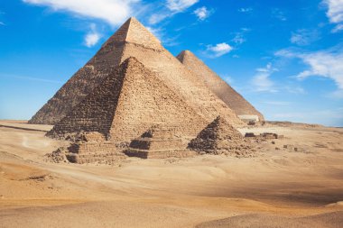 Giza piramitleri keyifli gökyüzü ile doğal görünümü arka plan üzerinde 
