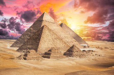 Giza piramitleri keyifli gökyüzü ile doğal görünümü arka plan üzerinde 