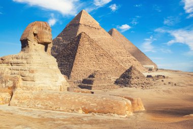 Giza piramitleri keyifli gökyüzü ile doğal görünümü arka plan üzerinde 