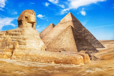 Giza piramitleri keyifli gökyüzü ile doğal görünümü arka plan üzerinde 