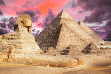 Giza piramitleri keyifli gökyüzü ile doğal görünümü arka plan üzerinde 
