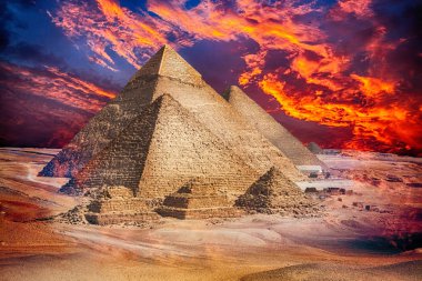 Giza piramitleri keyifli gökyüzü ile doğal görünümü arka plan üzerinde 