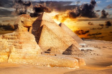 Giza piramitleri keyifli gökyüzü ile doğal görünümü arka plan üzerinde 