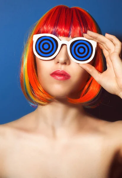 Jeune Femme Perruque Colorée Lunettes Soleil Blanches Sur Fond Bleu — Photo