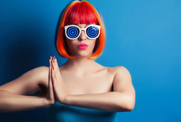 Mujer Joven Peluca Colorida Gafas Sol Blancas Sobre Fondo Azul —  Fotos de Stock