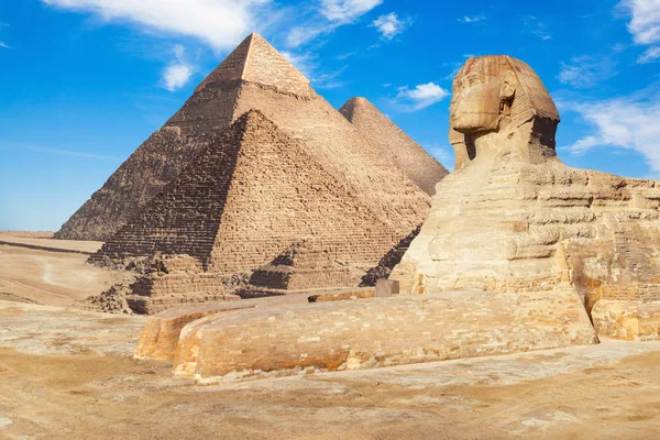 Vista Panorámica Las Pirámides Giza Con Cielo Encantador Fondo —  Fotos de Stock