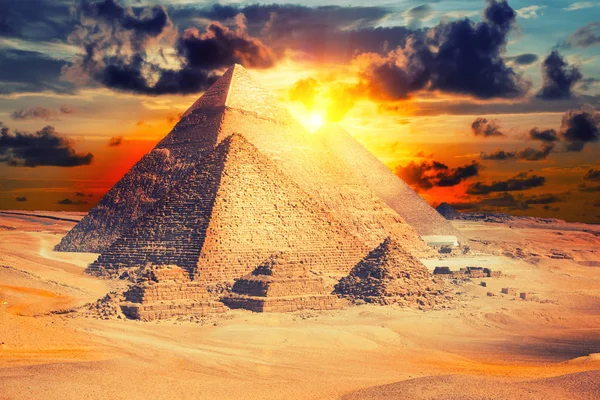 Vista Panoramica Delle Piramidi Giza Con Cielo Delizioso Sullo Sfondo — Foto Stock