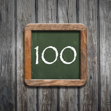 ahşap arka plan üzerinde yeşil kara tahta üzerinde haneli 100