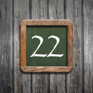 ahşap arka plan üzerinde yeşil kara tahta üzerinde haneli 22