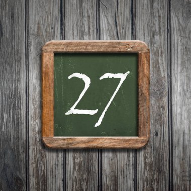 ahşap arka plan üzerinde yeşil kara tahta üzerinde haneli 27