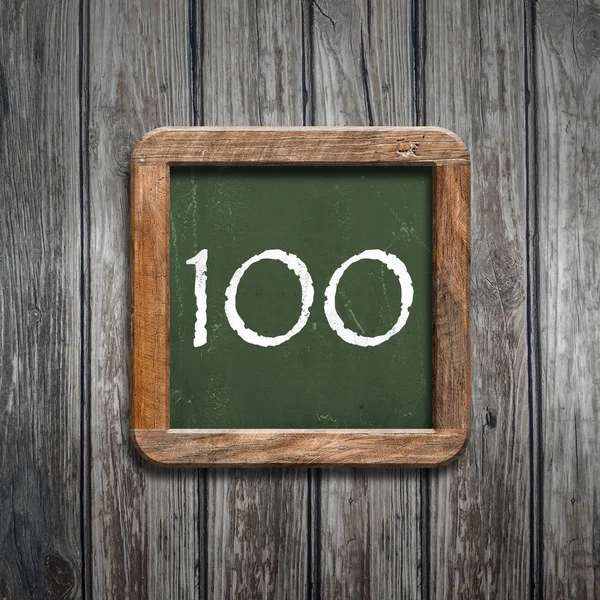 ahşap arka plan üzerinde yeşil kara tahta üzerinde haneli 100