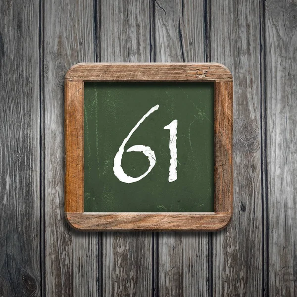 数字61在绿色黑板在木背景之上 — 图库照片