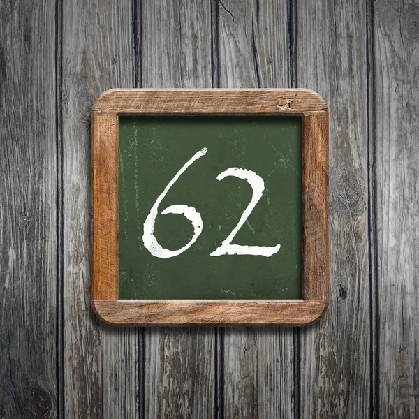 数字62在绿色黑板在木背景之上 — 图库照片