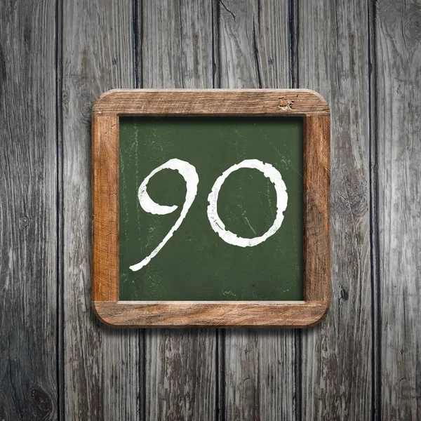 ahşap arka plan üzerinde yeşil kara tahta üzerinde haneli 90