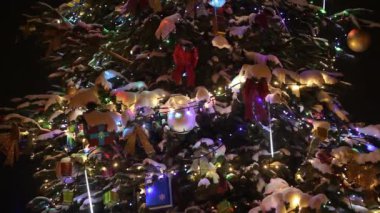 Noel ağacı görünümünü kapatmak kar, hediyeler ve renkli garland ile dekore edilmiş