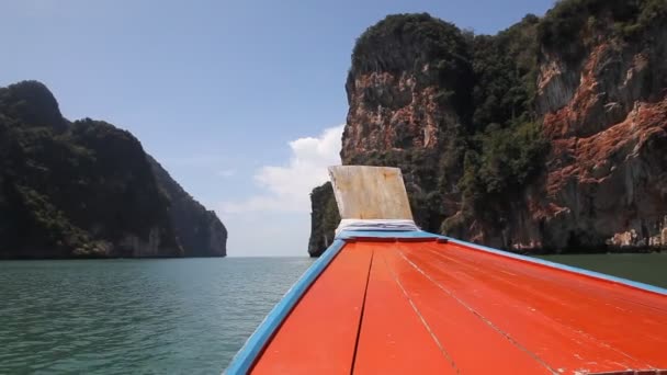 船行到热带岛屿从普吉岛 泰国甲米 绿色的山和水蓝色礁湖 — 图库视频影像