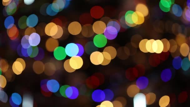 Kar Hediyeler Renkli Garland Ile Süslenen Bulanık Noel Ağacı — Stok video