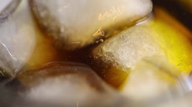 Coca-cola bardak buz küpleri ile görünümünü portre