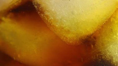 Coca-cola bardak buz küpleri ile görünümünü portre