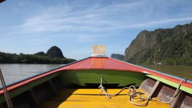 Phuket, Tayland, Thailand, Krabi tekne gezisinden tropik adaları. Yeşil dağlar ve mavi su lagoon 