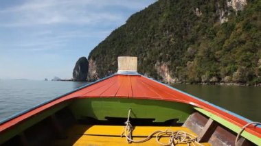Phuket, Tayland, Thailand, Krabi tekne gezisinden tropik adaları. Yeşil dağlar ve mavi su lagoon 
