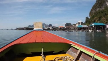 Phuket, Tayland, Thailand, Krabi tekne gezisinden tropik adaları. Yeşil dağlar ve mavi su lagoon 