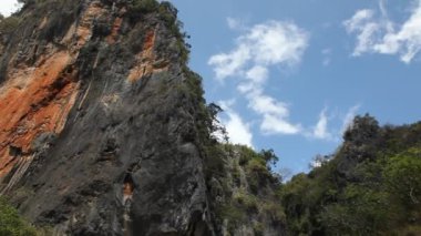 Phuket, Tayland, Thailand, Krabi tekne gezisinden tropik adaları. Yeşil dağlar ve mavi su lagoon 