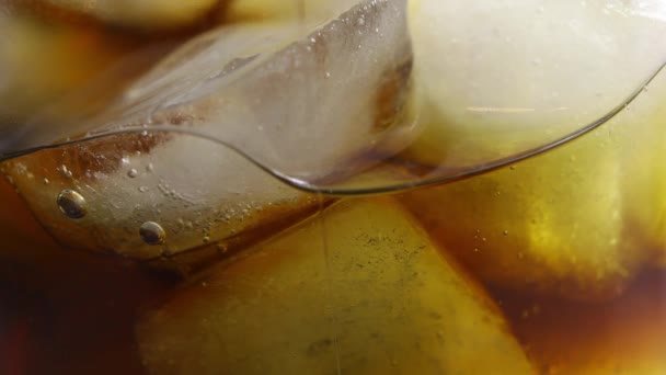 Wyświetlić Zbliżenie Szklankę Coca Coli Kostkami Lodu — Wideo stockowe