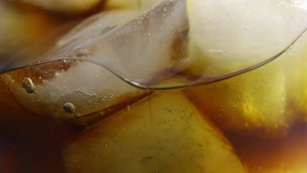 Close Beeld Van Coca Cola Glas Met Ijsblokjes — Stockvideo