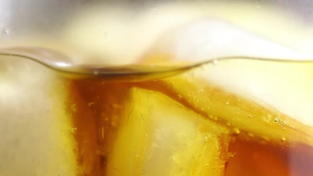 アイス キューブとコカ コーラのガラスのクローズ アップ ビュー — ストック動画