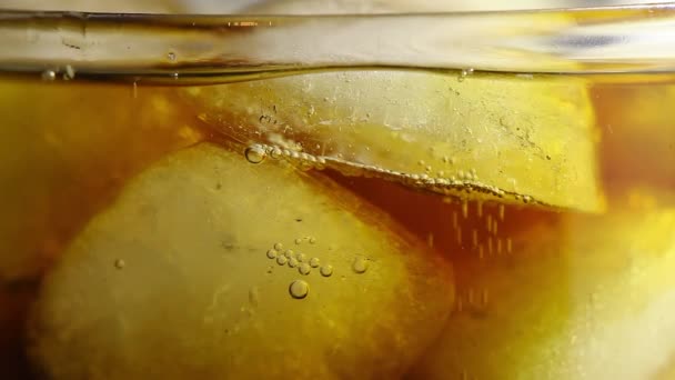 Nahaufnahme Eines Glases Coca Cola Mit Eiswürfeln — Stockvideo