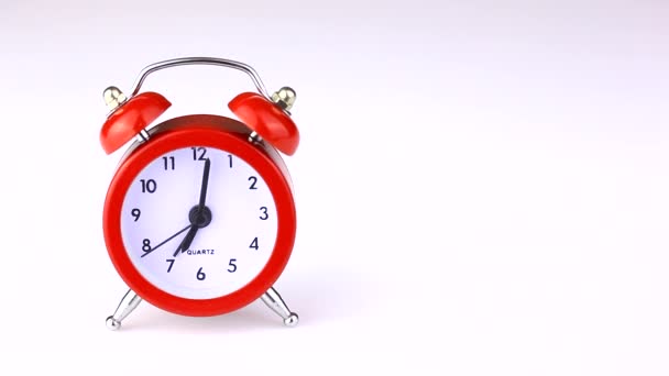 Vista Close Relógio Alarme Vermelho Vintage Isolado Fundo Branco — Vídeo de Stock